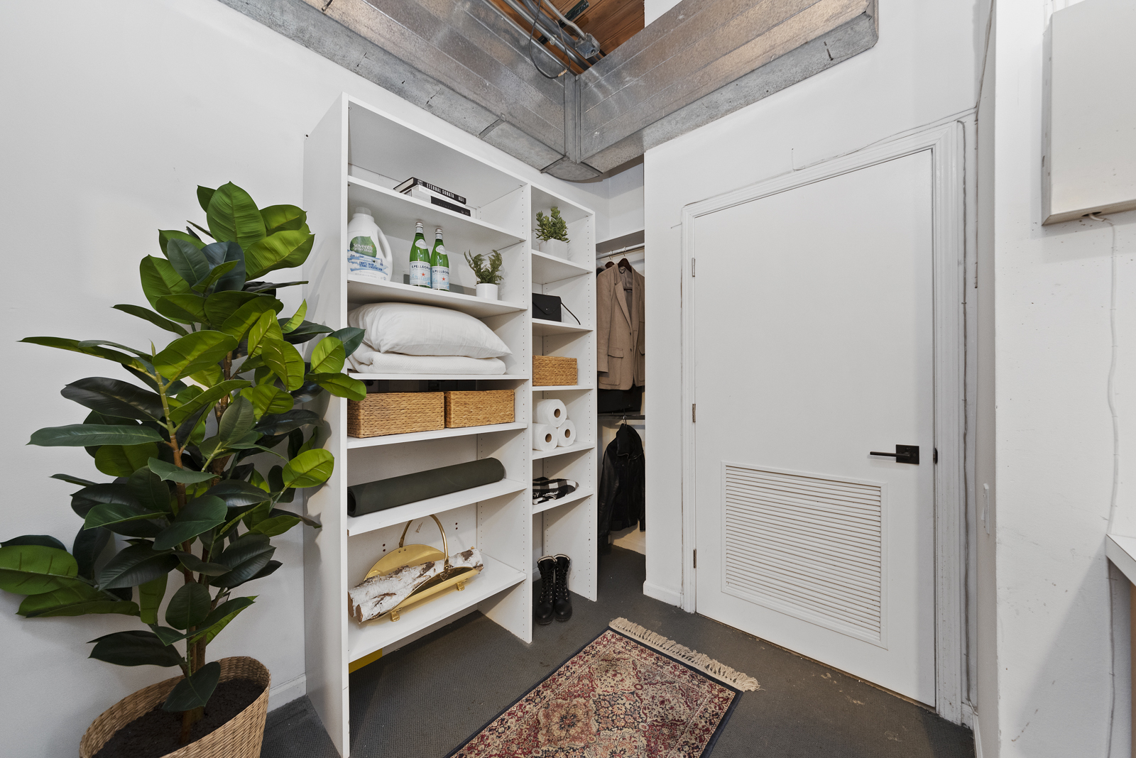 1017 West Washington Boulevard, Unit 5B Chicago, IL 60607 - Photo 13 of 13 a view of an entryway with a flower pot