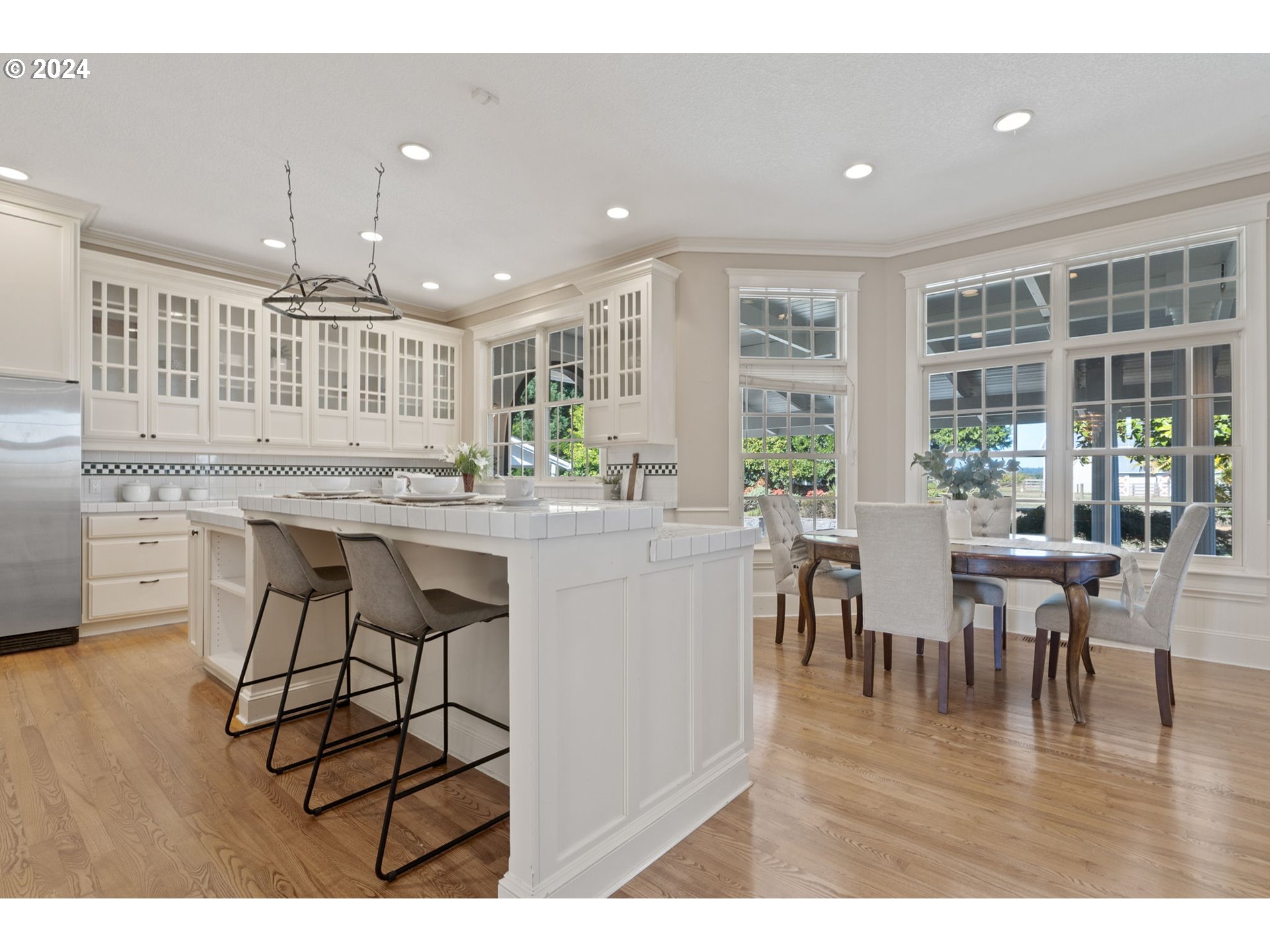 10695 South Bremer Road Canby, OR 97013 - Photo 10 of 44 a dining hall with stainless steel appliances granite countertop a table and chairs