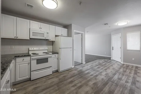 $1,550 | 16033 North 25th Street, Unit 214, Phoenix, AZ 85032