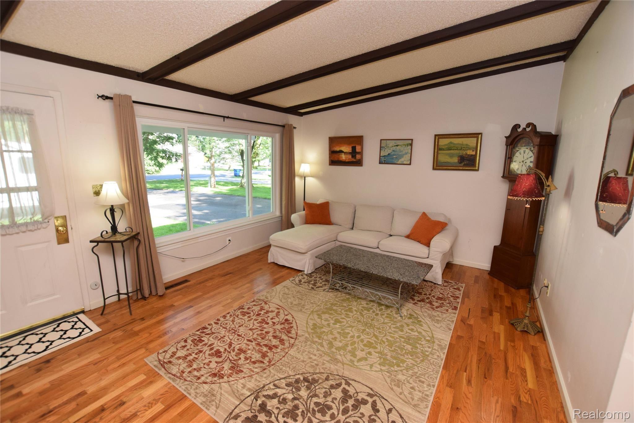 13255 Torrey Road Fenton, MI 48430 - Photo 2 of 18 Family Room