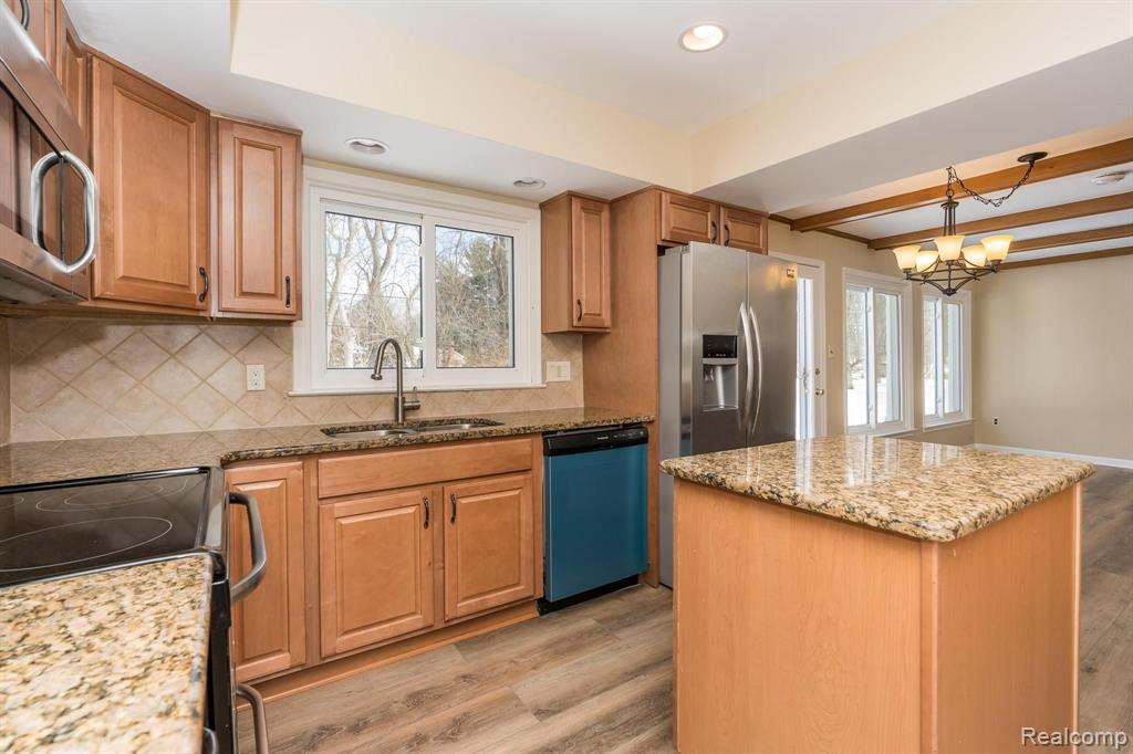 1655 Kingsmere Circle Rochester Hills, MI 48309 - Photo 2 of 34