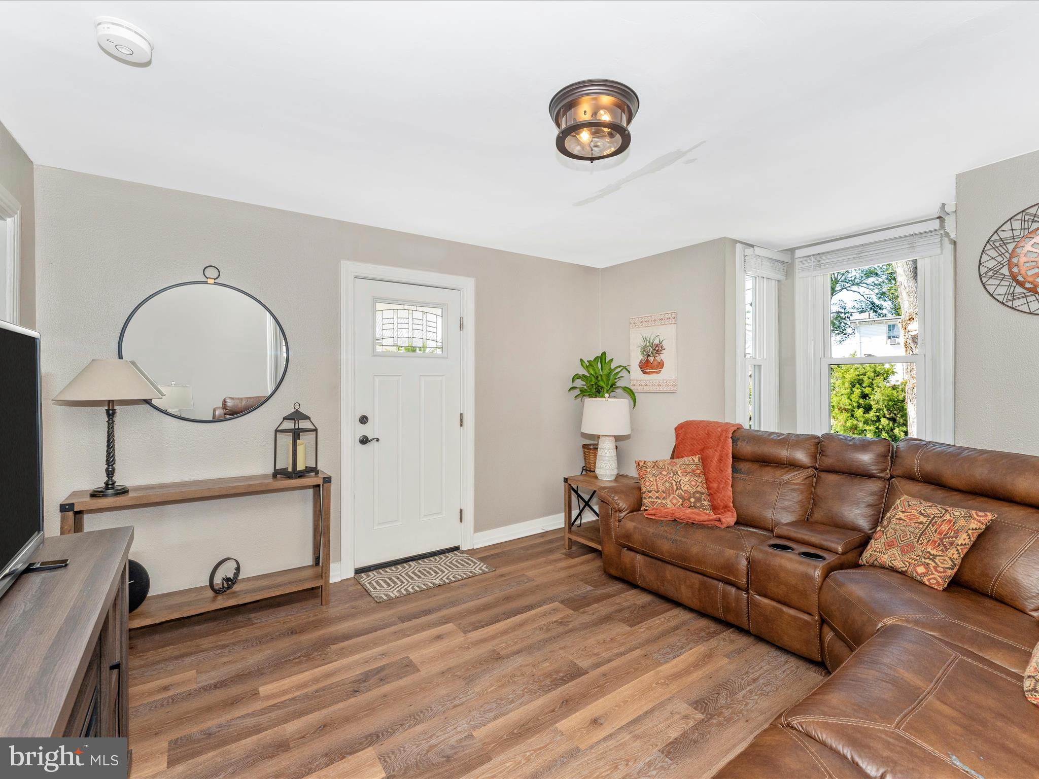 129 Cottage Street Waynesboro, PA 17268 - Photo 5 of 42 Living Room/Entry