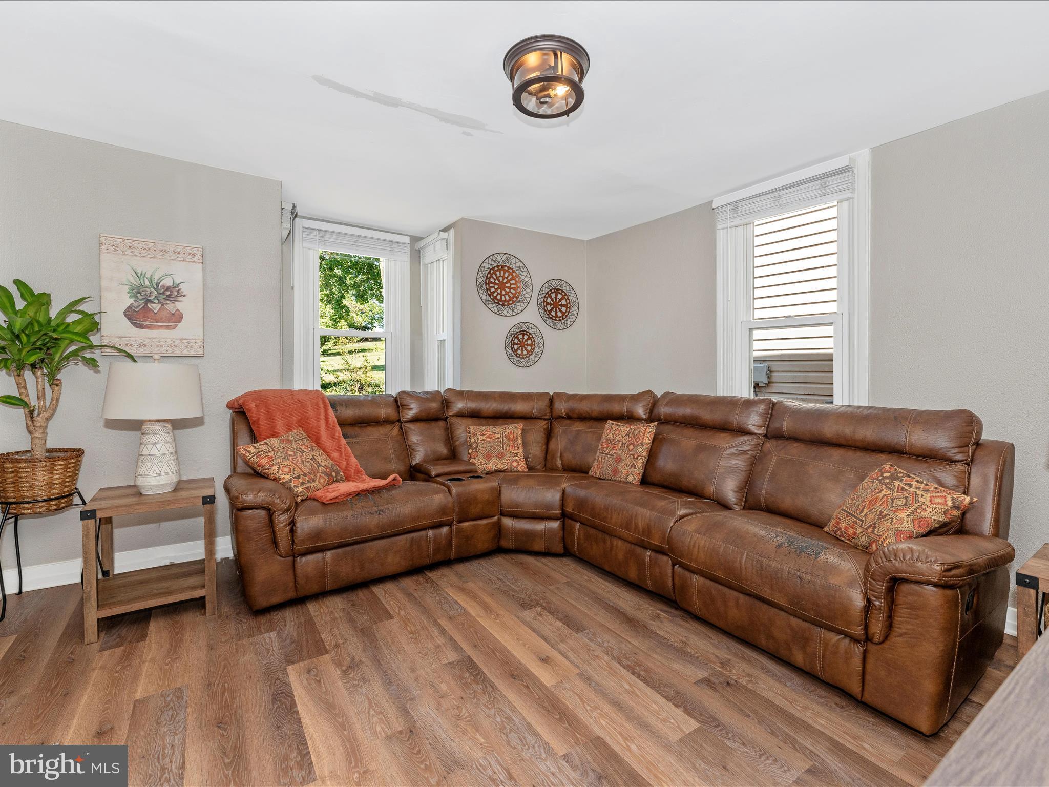 129 Cottage Street Waynesboro, PA 17268 - Photo 6 of 42 Living Room