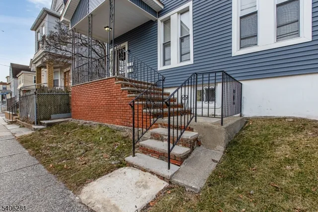 a view of a house with a backyard