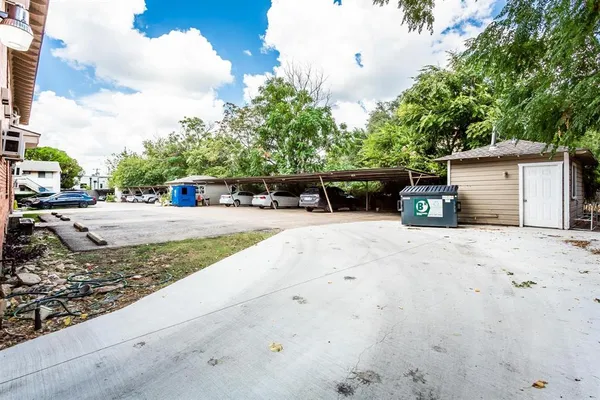 a view of a outdoor space with a house