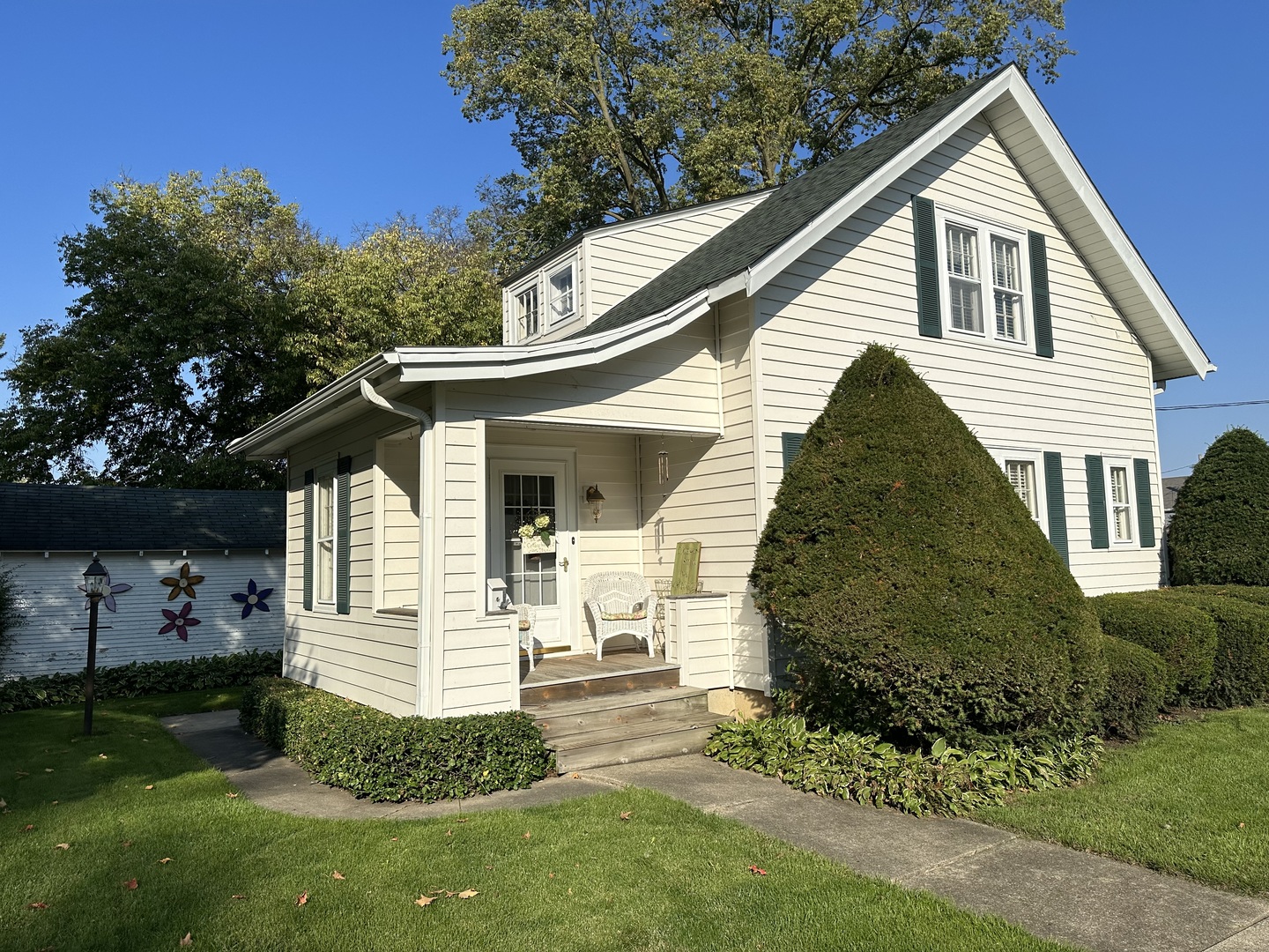 701 Chambers Street Ottawa, IL 61350 - Photo 2 of 32 a view of a house with a yard