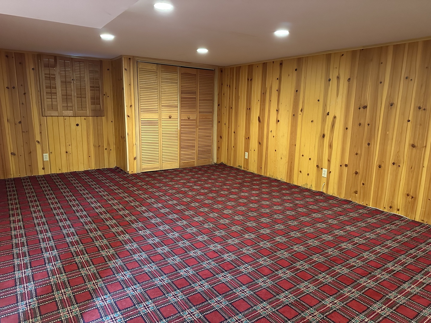 701 Chambers Street Ottawa, IL 61350 - Photo 30 of 32 a view of a livingroom with a hall and wooden floor
