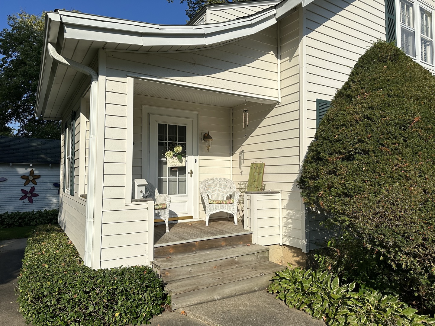 701 Chambers Street Ottawa, IL 61350 - Photo 3 of 32 a view of a house with couches and a potted plant
