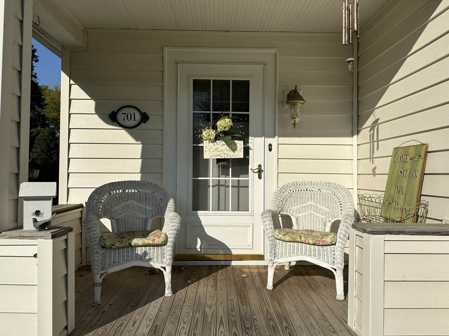 701 Chambers Street Ottawa, IL 61350 - Photo 4 of 32 a house view with a outdoor seating space