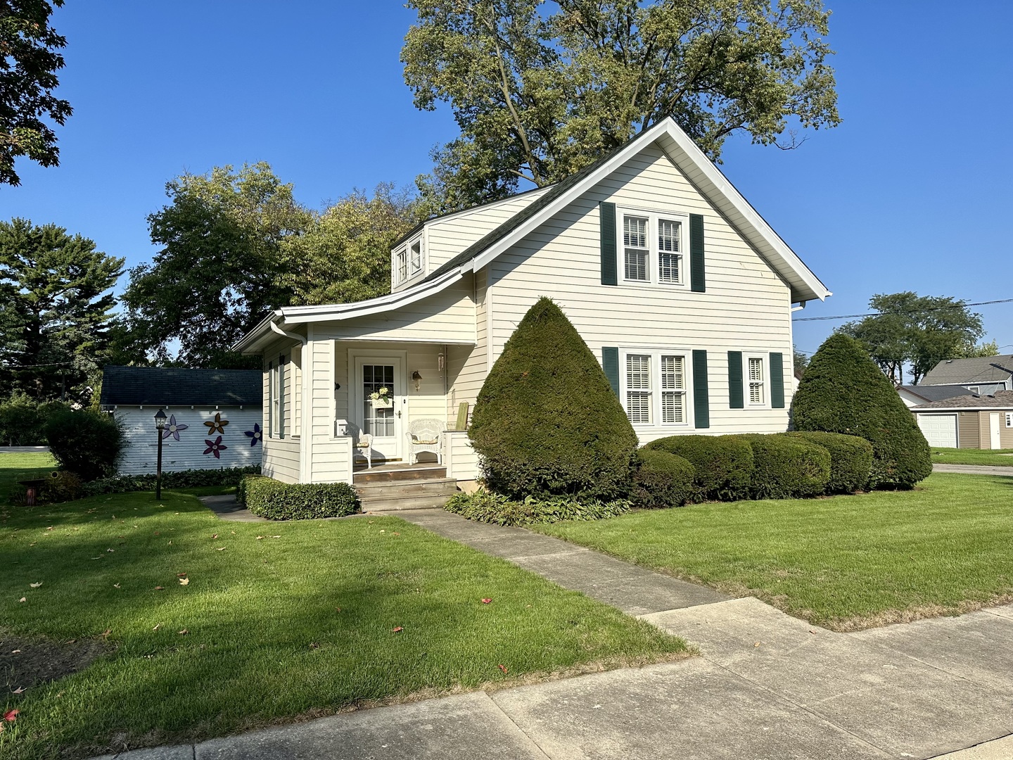 701 Chambers Street Ottawa, IL 61350 - Photo 6 of 32 a view of a yard in front of a house with plants and large tree