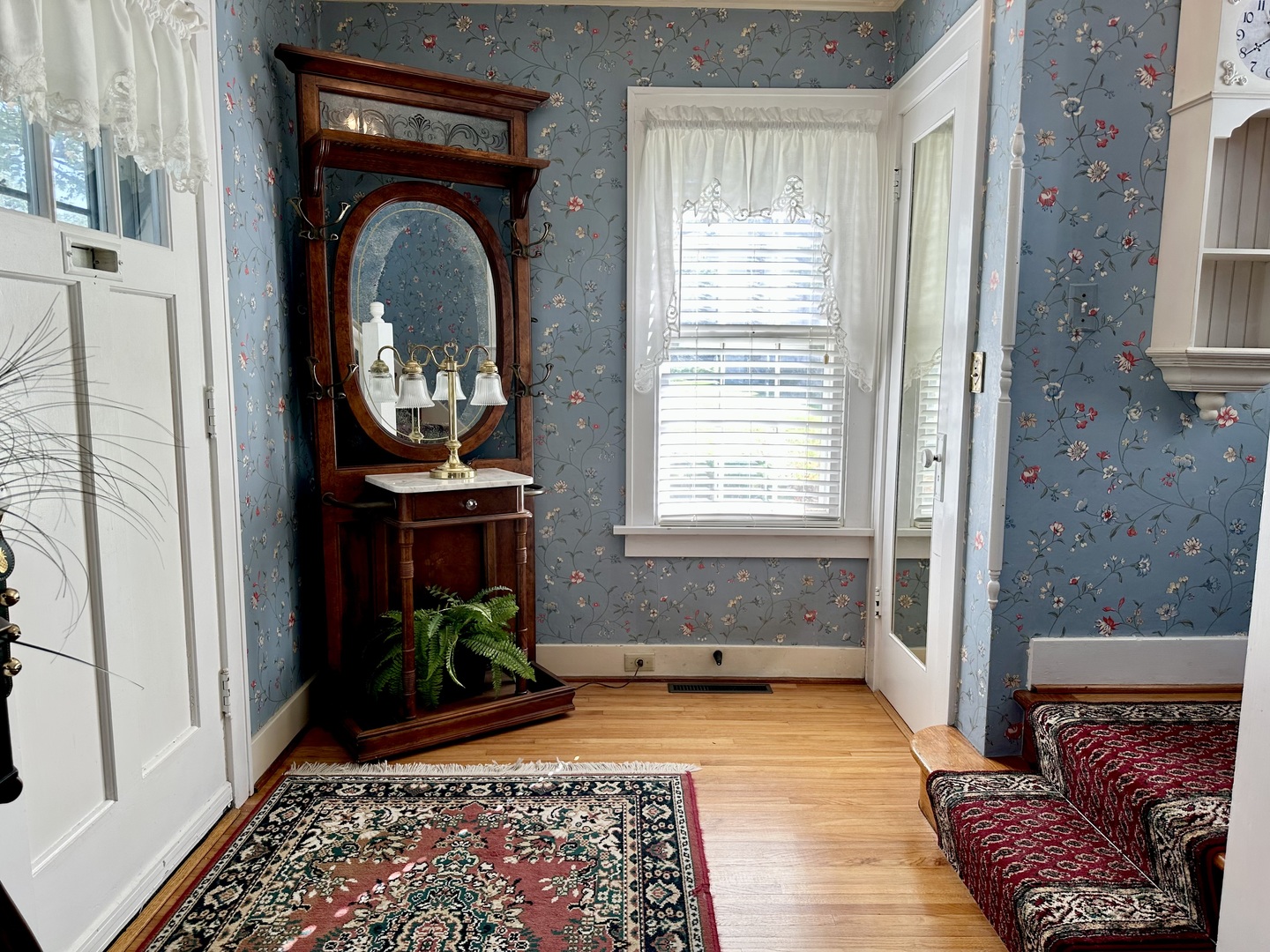 701 Chambers Street Ottawa, IL 61350 - Photo 8 of 32 a living room with furniture and a rug