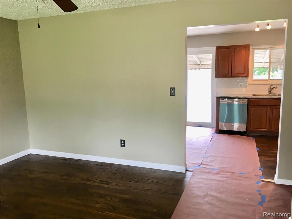 7238 Superior Street Center Line, MI 48015 - Photo 5 of 24