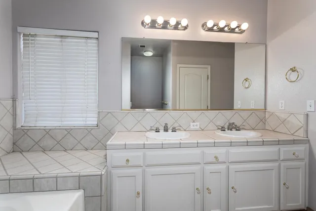 $479,000 | 586 West Lindquist Street, Kingsburg, CA 93631