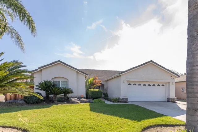 $479,000 | 586 West Lindquist Street, Kingsburg, CA 93631