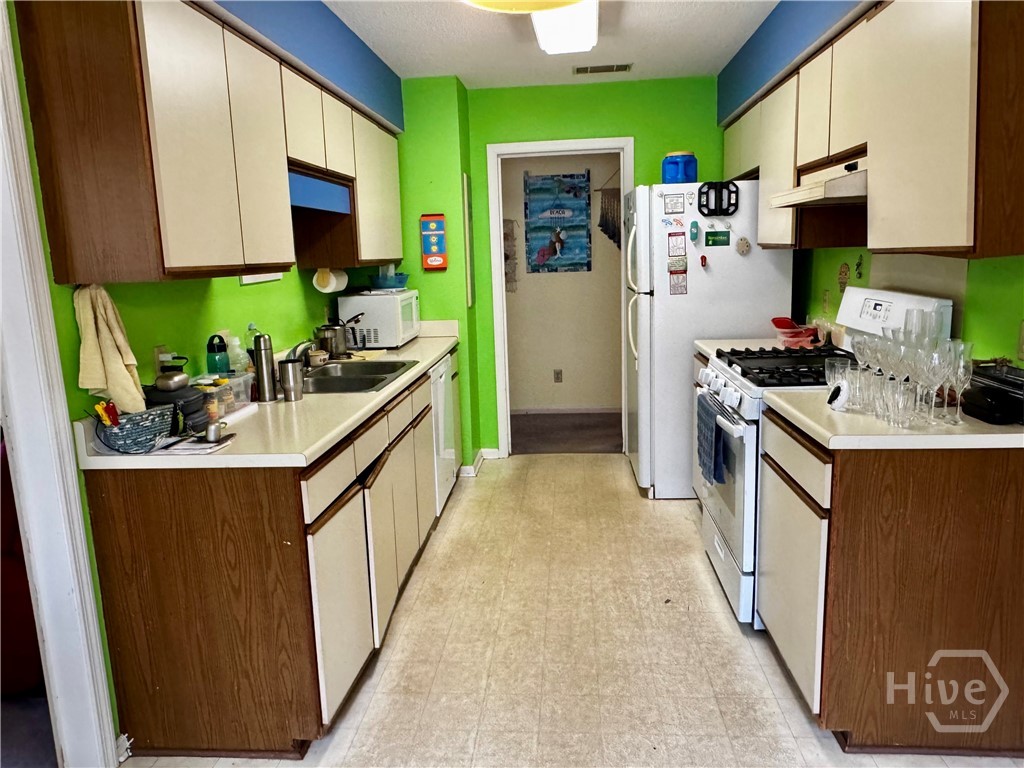 32 Deerwood Road Savannah, GA 31410 - Photo 6 of 35