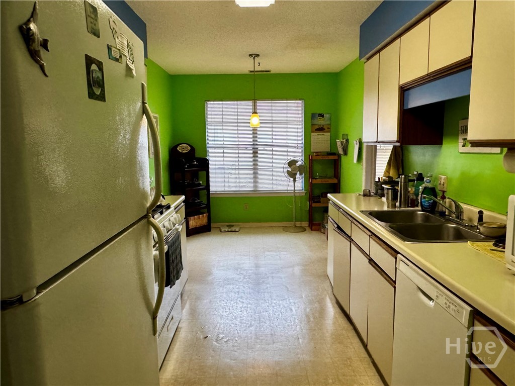 32 Deerwood Road Savannah, GA 31410 - Photo 7 of 35