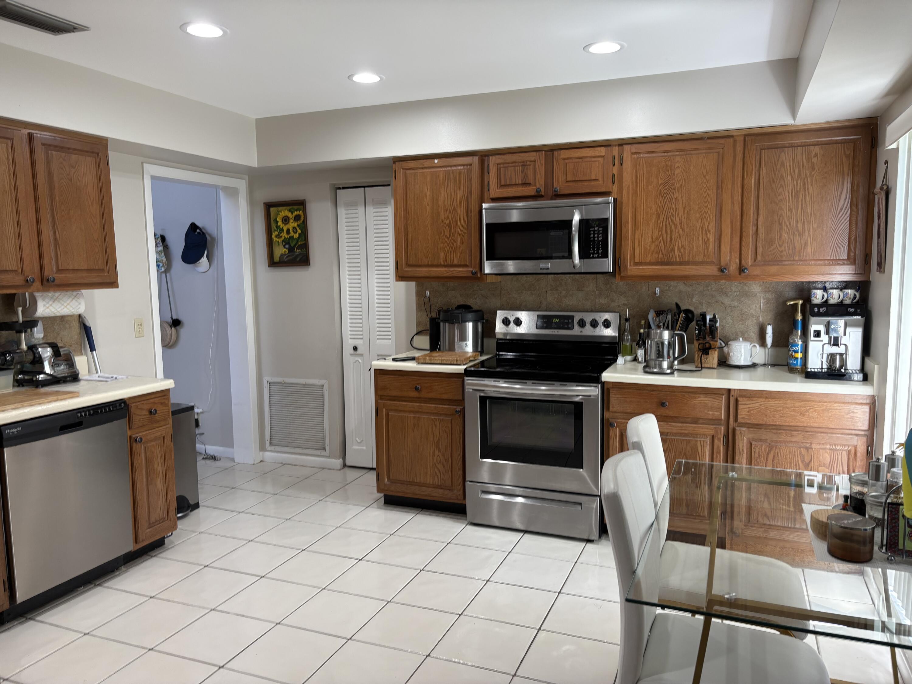 6165 Old Court Road, Unit 223 Boca Raton, FL 33433 - Photo 8 of 35 Kitchen