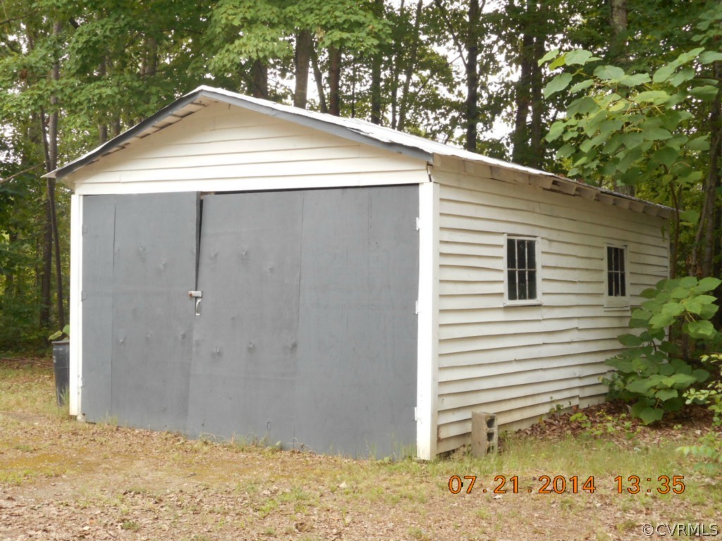 2468 Cumberland Road Farmville, VA 23901 - Photo 3 of 22 a view of a small yard with large tree