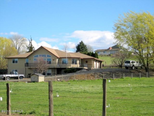 8810 Robillard Road Moxee, WA 98936 - Photo 1 of 29 a front view of a house with a yard
