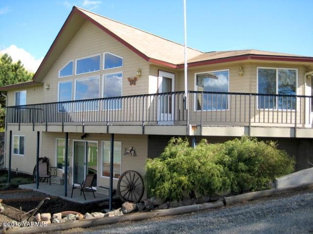 8810 Robillard Road Moxee, WA 98936 - Photo 3 of 29 a front view of a house with balcony