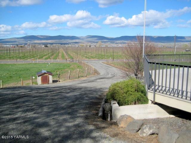 8810 Robillard Road Moxee, WA 98936 - Photo 22 of 29 a view of a terrace with a garden