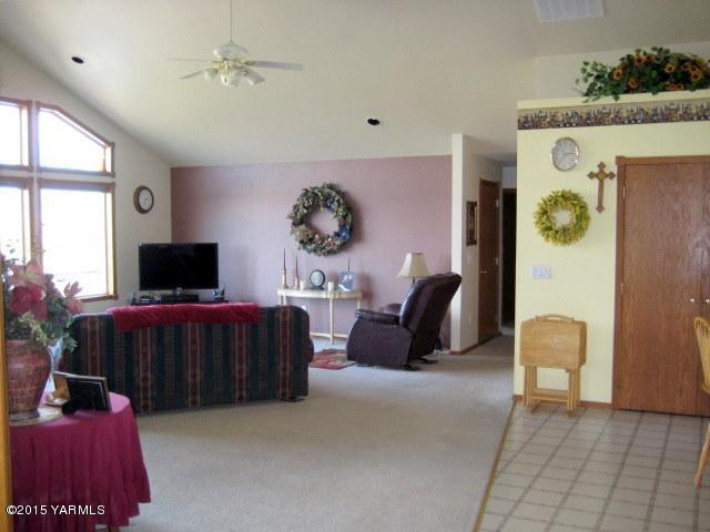 8810 Robillard Road Moxee, WA 98936 - Photo 5 of 29 a living room with furniture and a flat screen tv