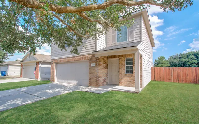 a view of a house with backyard
