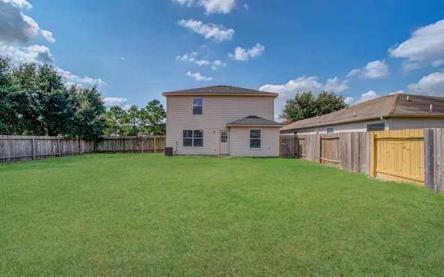 a view of a house with backyard and garden