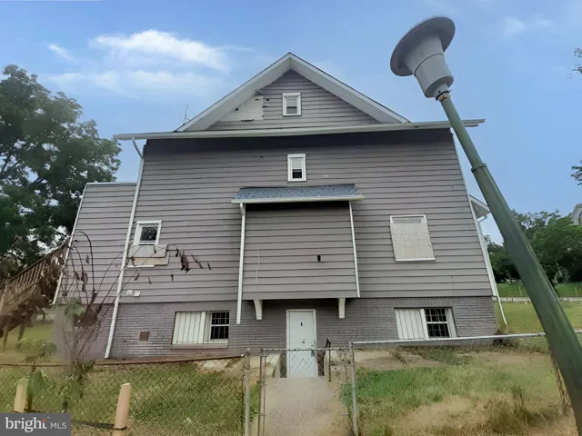 a view of a house with backyard