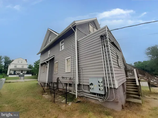 a view of a room with wooden floor and closet
