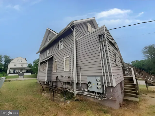 a view of a room with wooden floor and closet