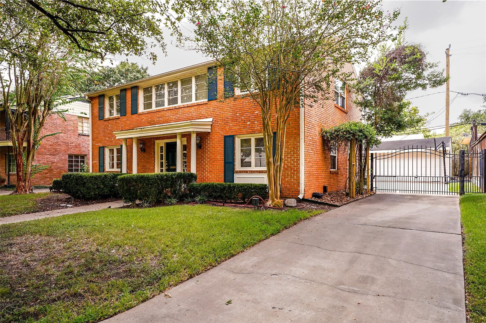 3827 Drake Street Houston, TX 77005 - Photo 2 of 29 Gallery Image 2