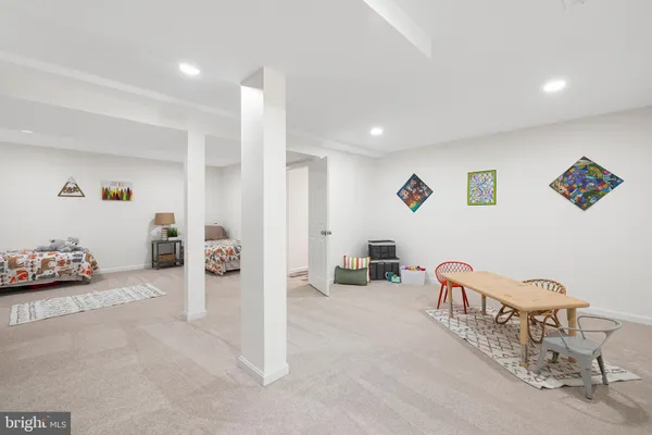 a view of livingroom with furniture