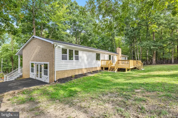 a view of a house with backyard