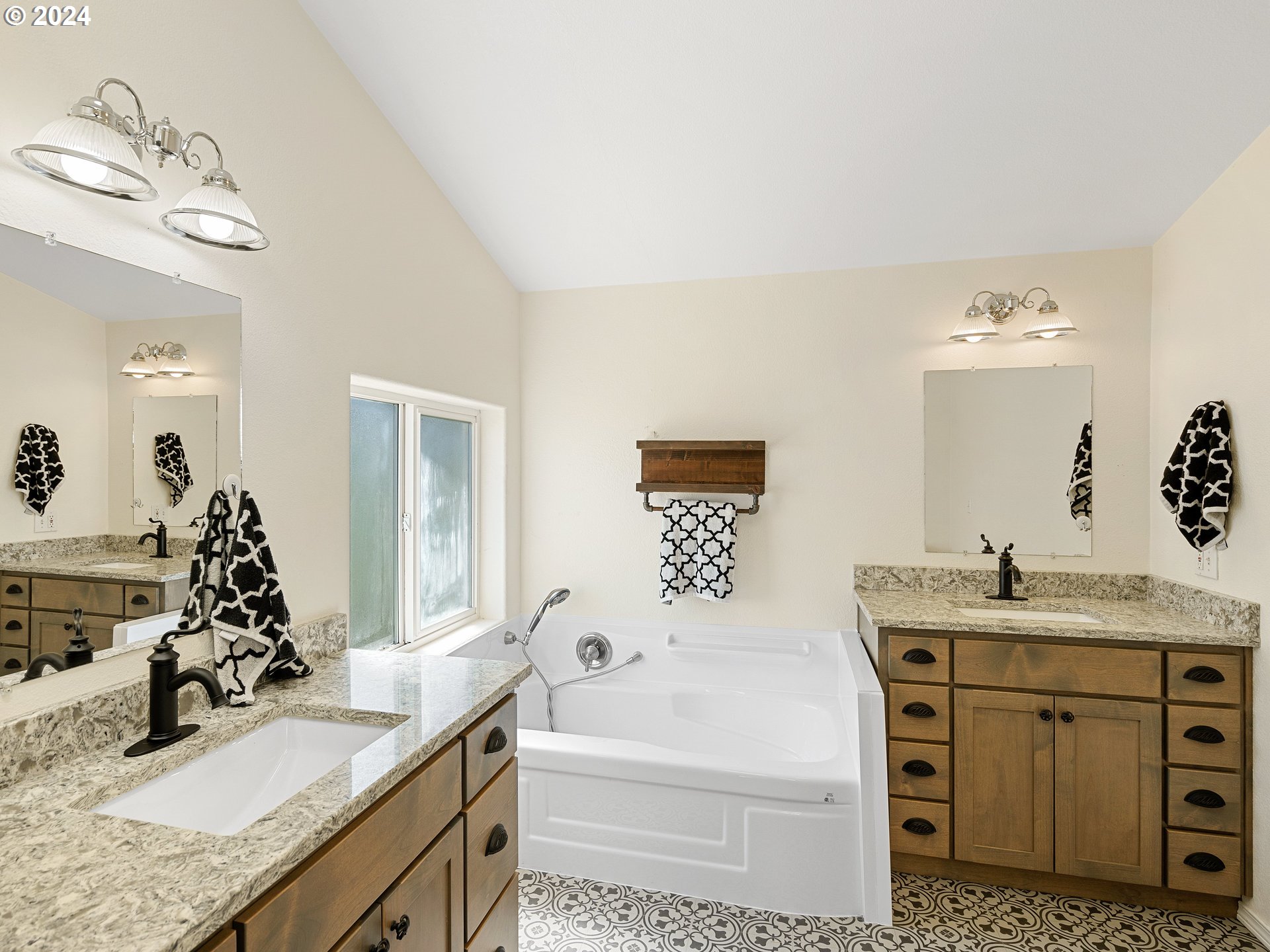 12008 South Emerson Road Canby, OR 97013 - Photo 25 of 46 Owner's Suite Bathroom