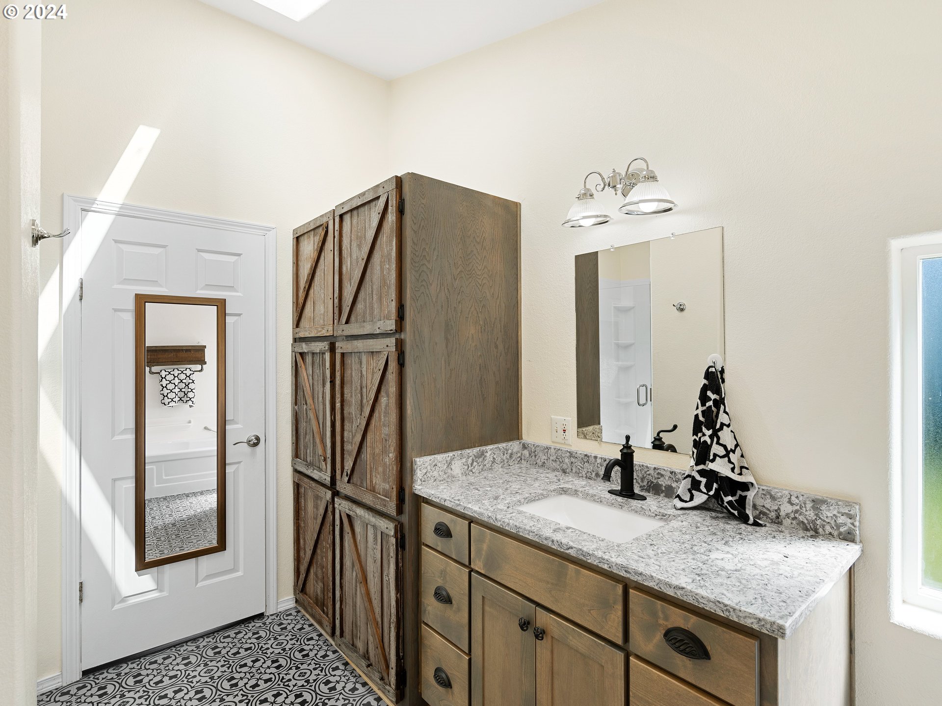 12008 South Emerson Road Canby, OR 97013 - Photo 26 of 46 Owner's Suite Bathroom