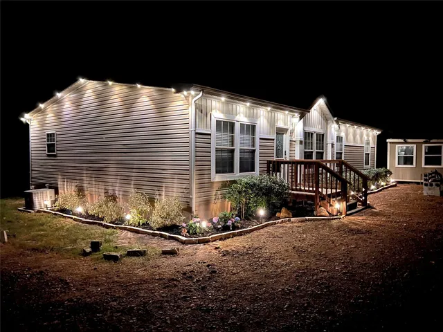 a view of a house with backyard