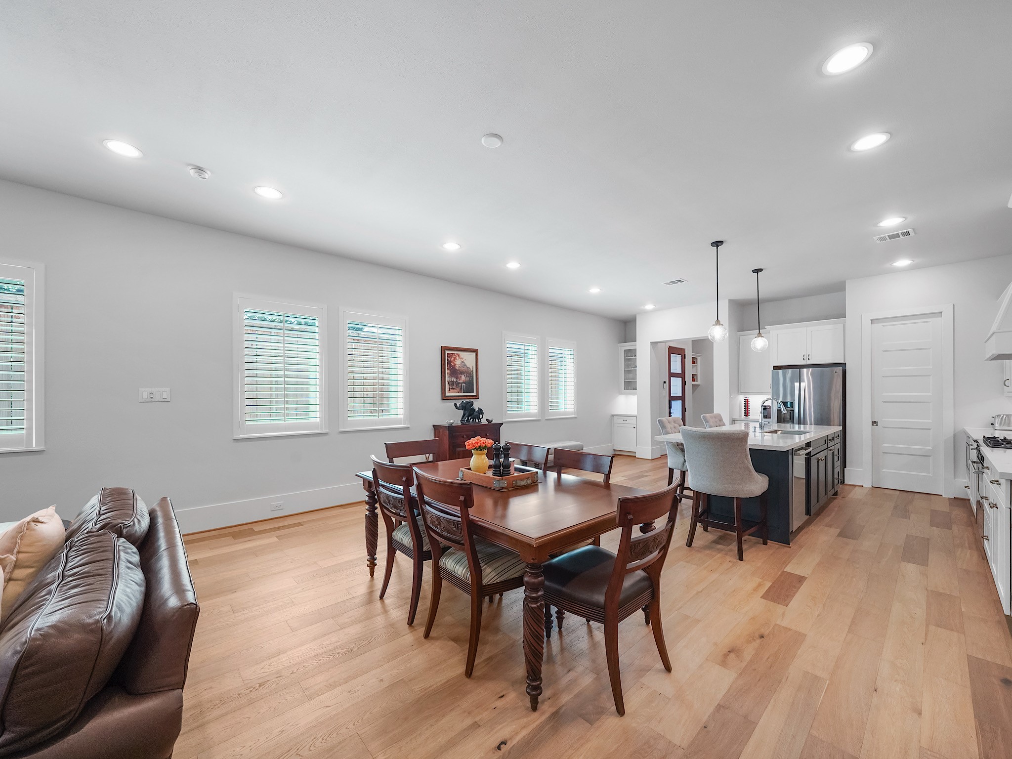 812 East 24th Street Houston, TX 77009 - Photo 13 of 36 a view of a dining room with furniture
