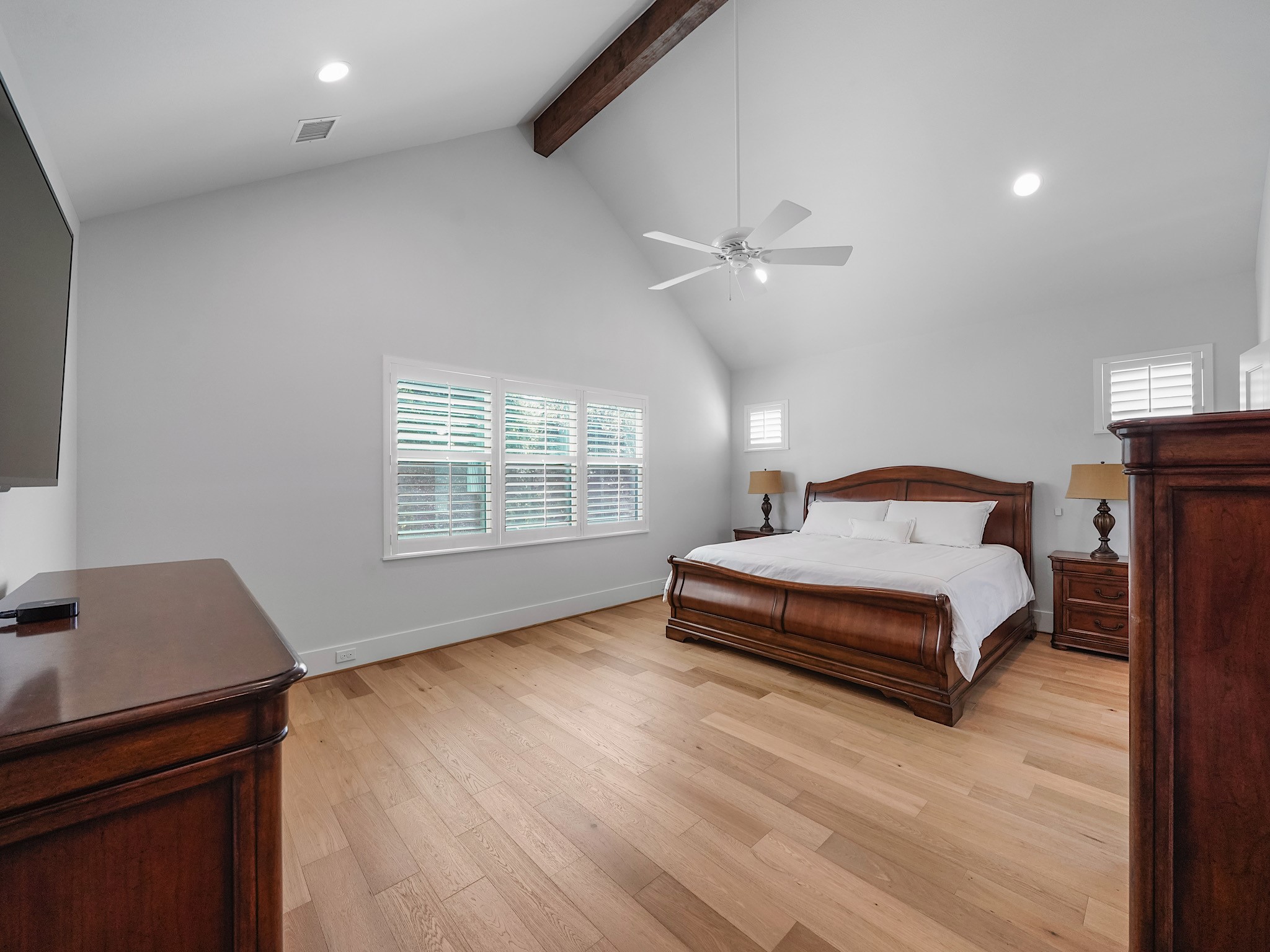 812 East 24th Street Houston, TX 77009 - Photo 21 of 36 a spacious bedroom with a bed and a window