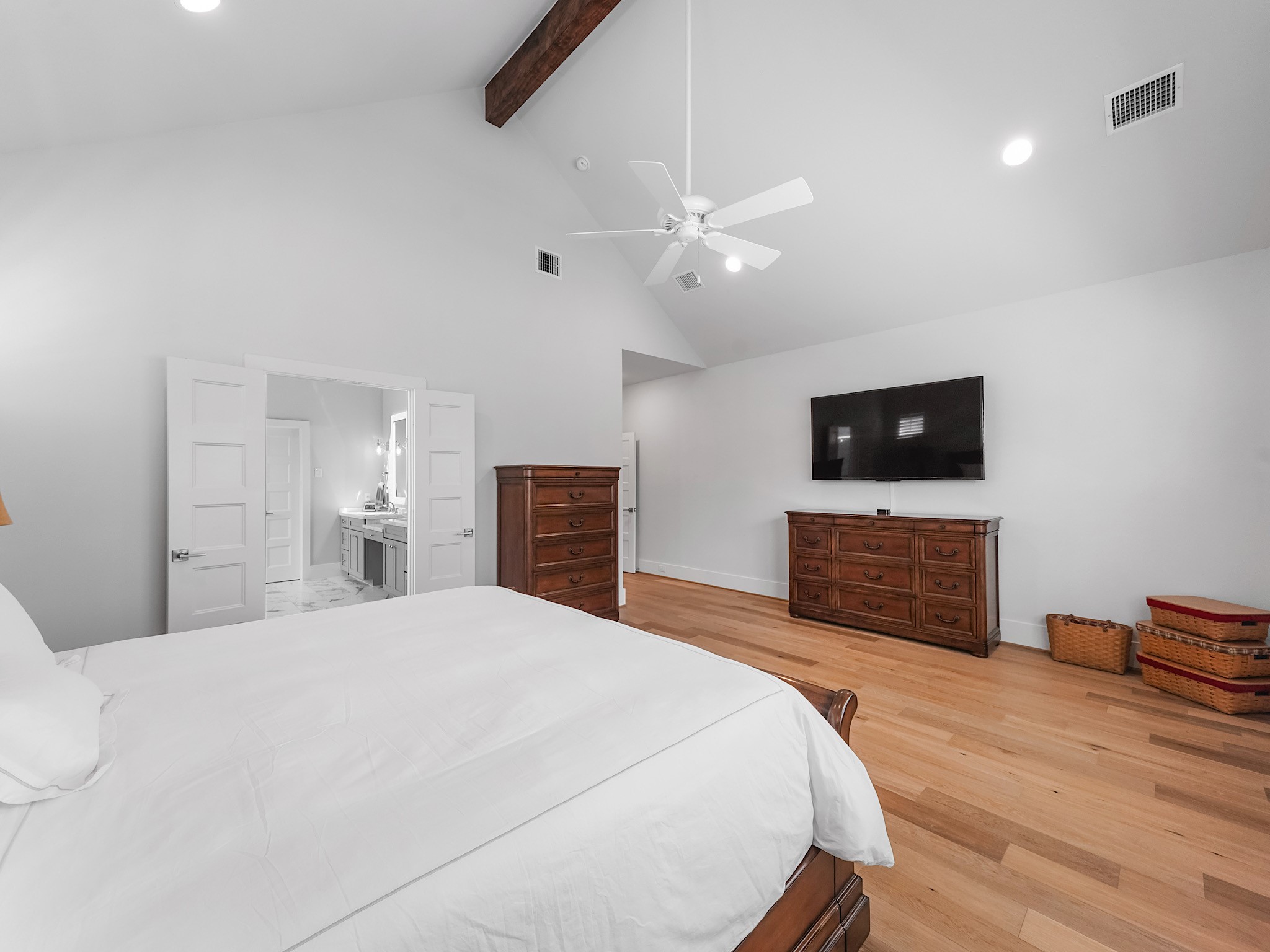 812 East 24th Street Houston, TX 77009 - Photo 23 of 36 a spacious bedroom with a bed and a flat screen tv