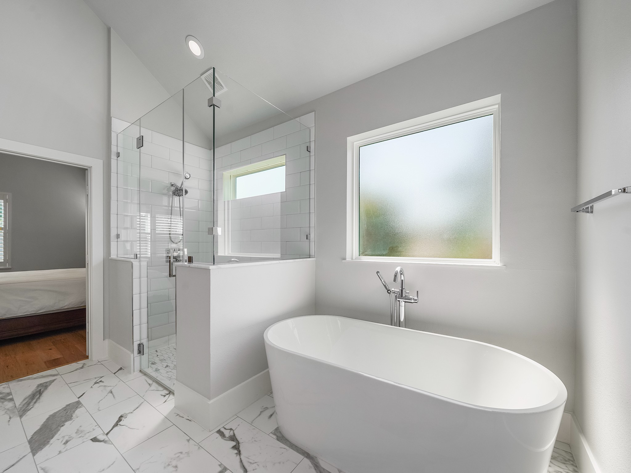 812 East 24th Street Houston, TX 77009 - Photo 25 of 36 a bathroom with a bathtub and a shower