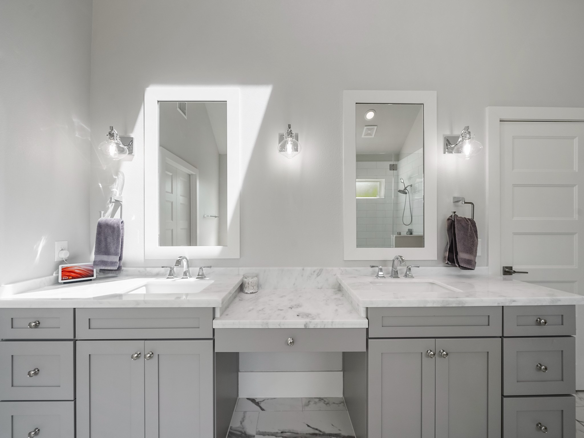 812 East 24th Street Houston, TX 77009 - Photo 27 of 36 a bathroom with a sink and a mirror