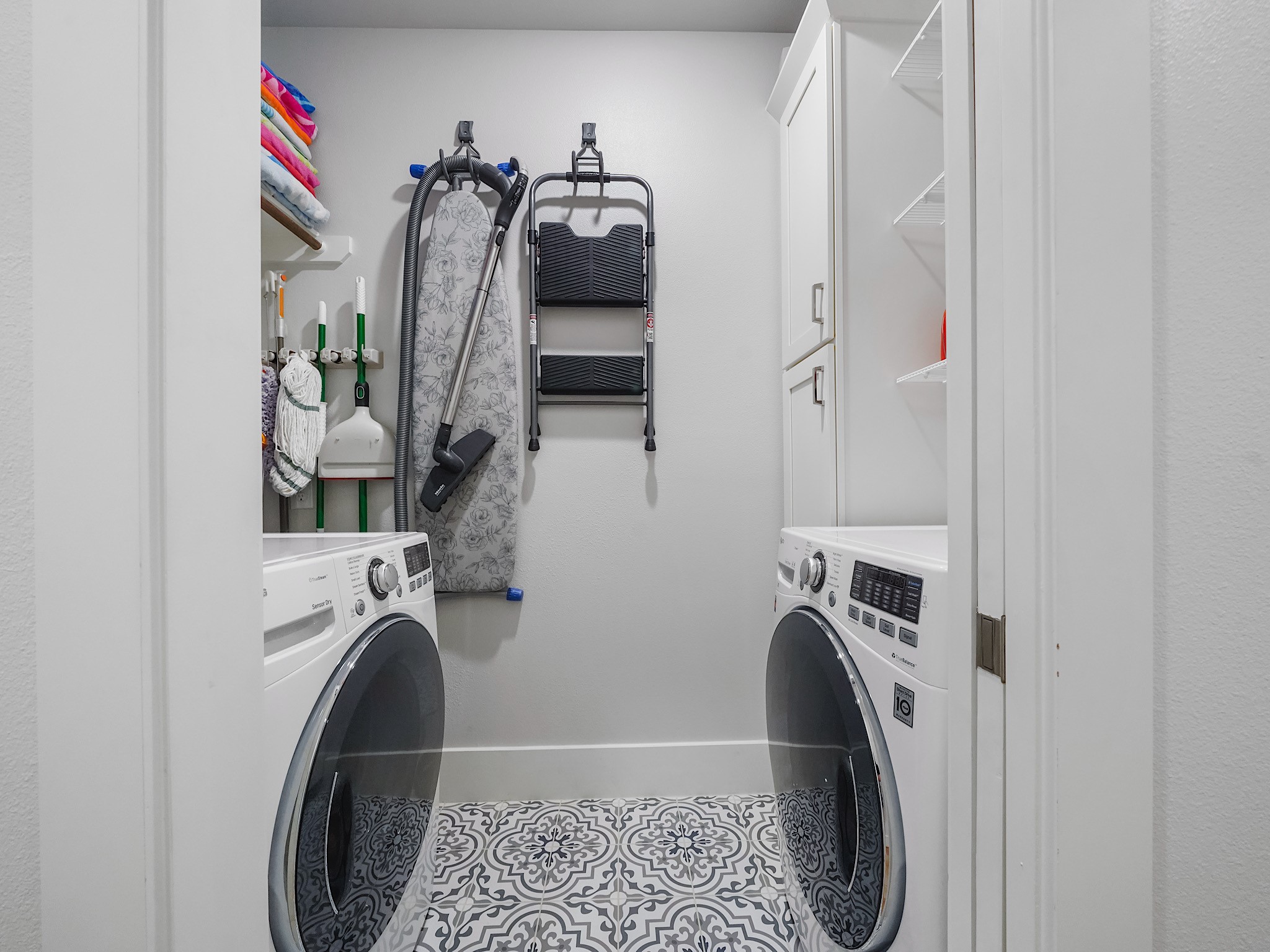 812 East 24th Street Houston, TX 77009 - Photo 28 of 36 a utility room with dryer and washer