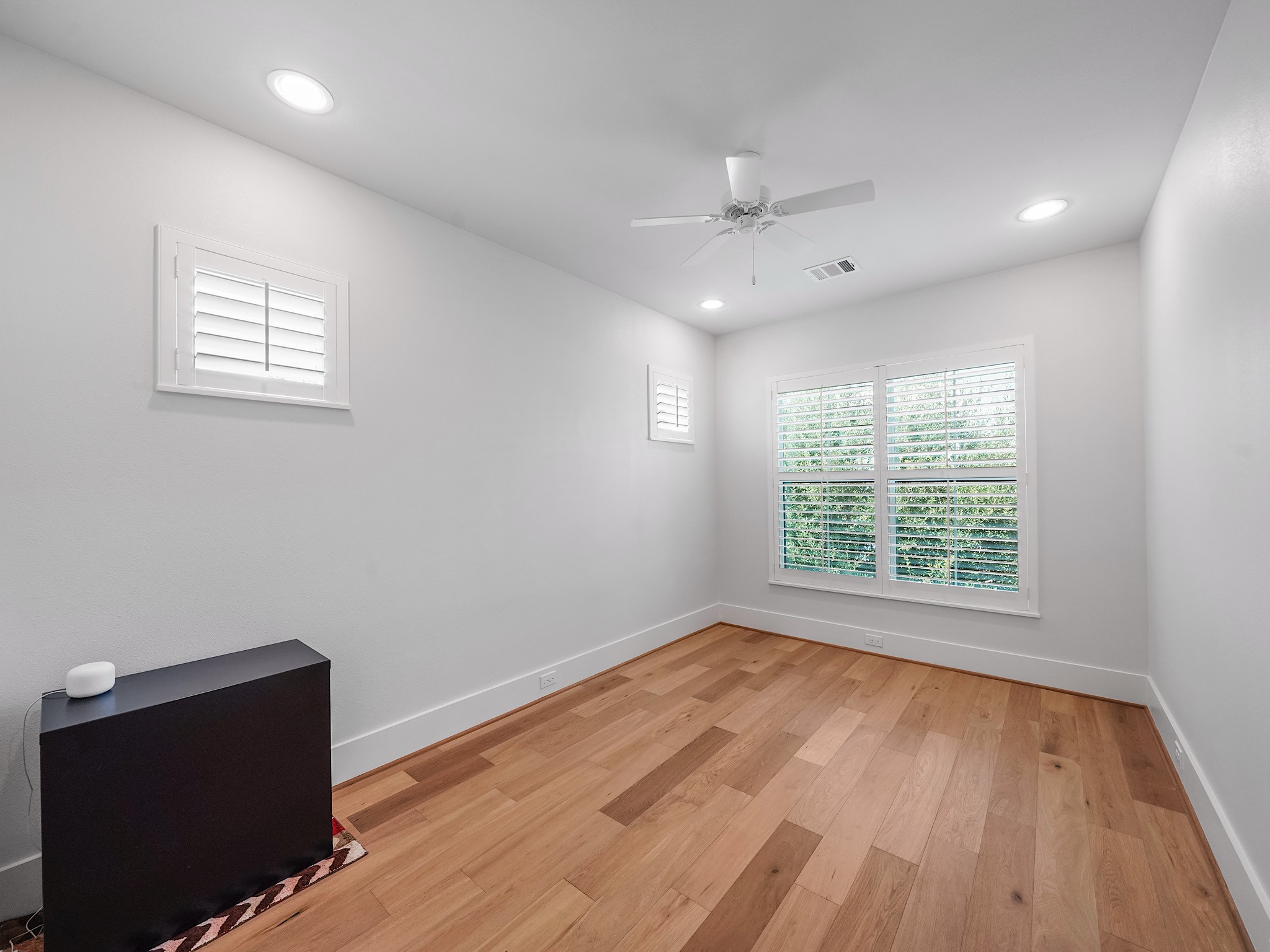 812 East 24th Street Houston, TX 77009 - Photo 33 of 36 a view of an empty room with wooden floor and a window