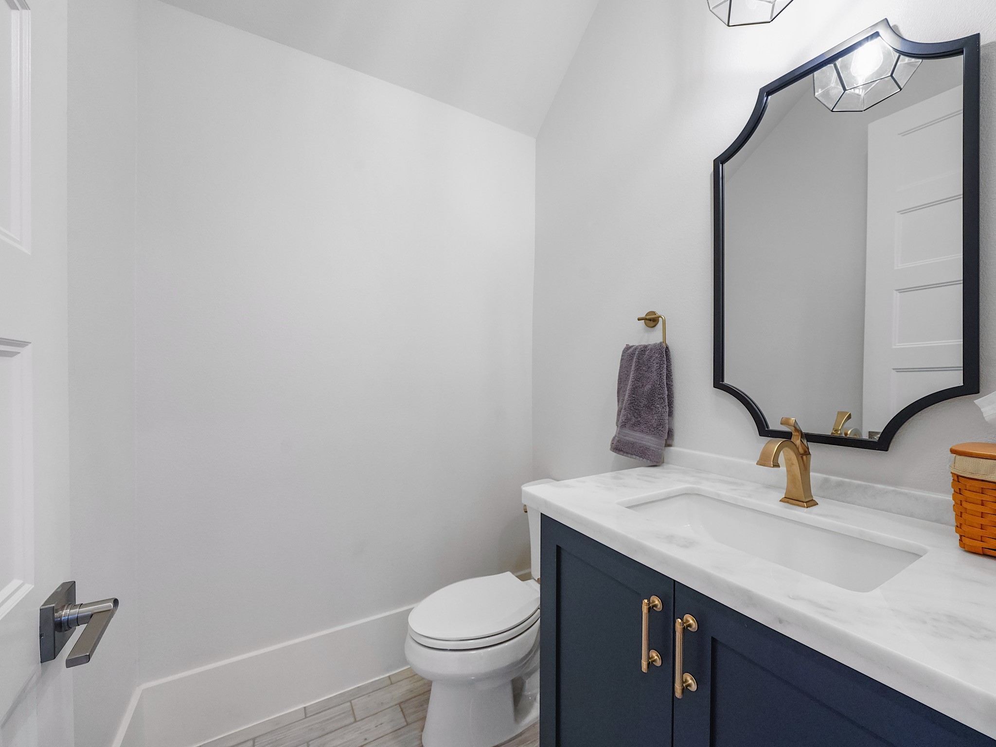 812 East 24th Street Houston, TX 77009 - Photo 4 of 36 a bathroom with a sink toilet and mirror