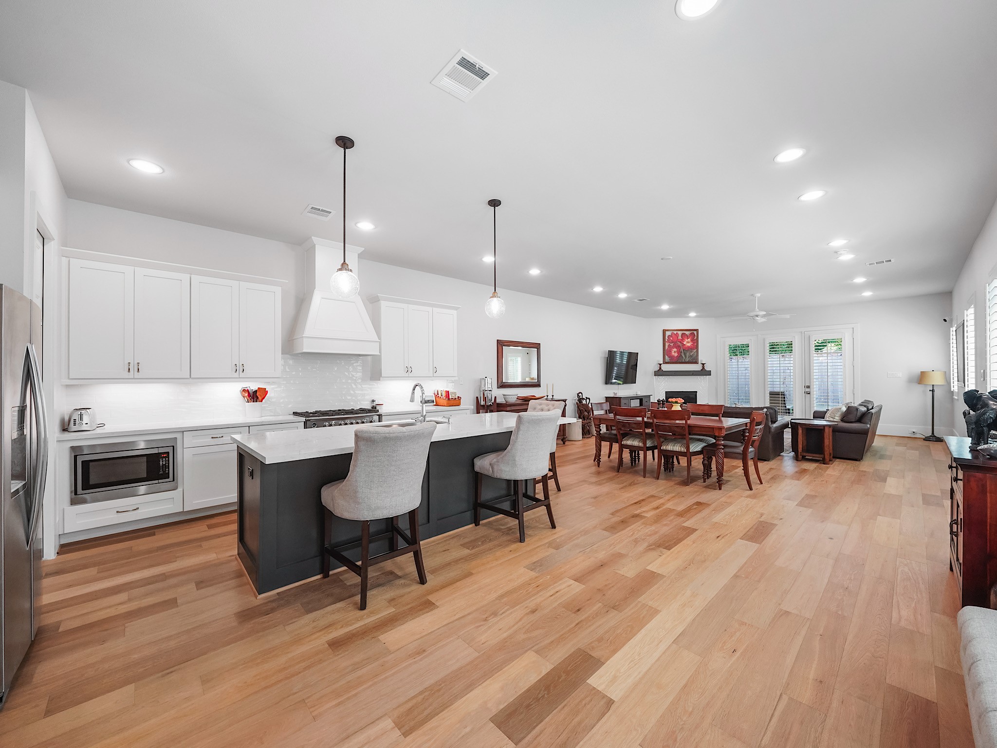 812 East 24th Street Houston, TX 77009 - Photo 7 of 36 a large kitchen with a table and chairs in it