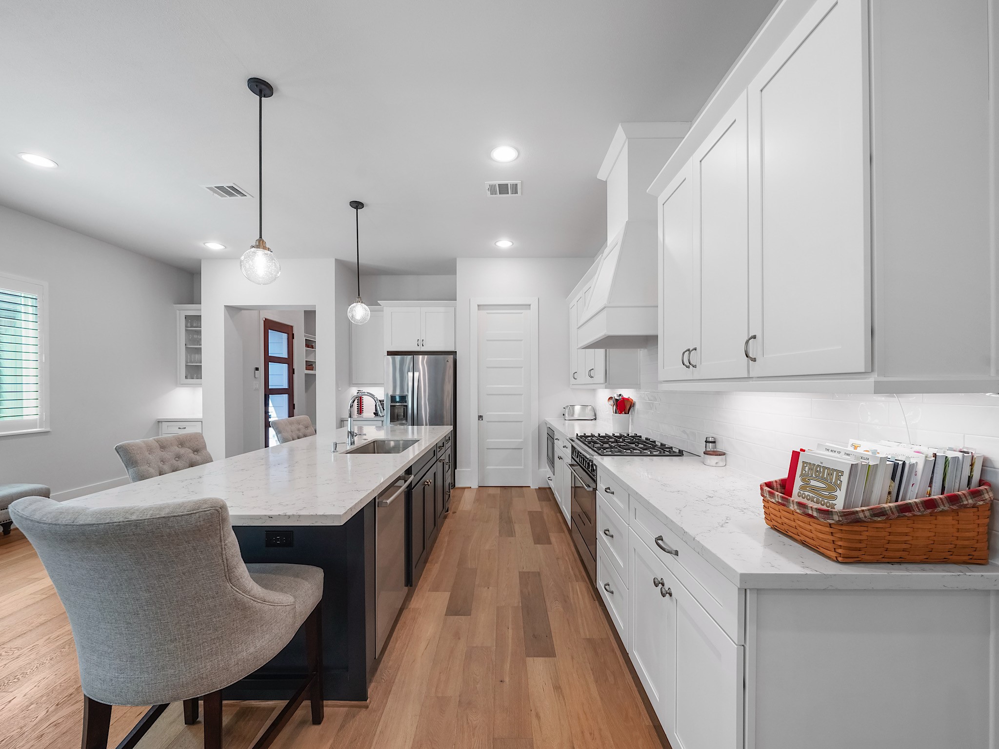 812 East 24th Street Houston, TX 77009 - Photo 10 of 36 a large kitchen with lots of counter space