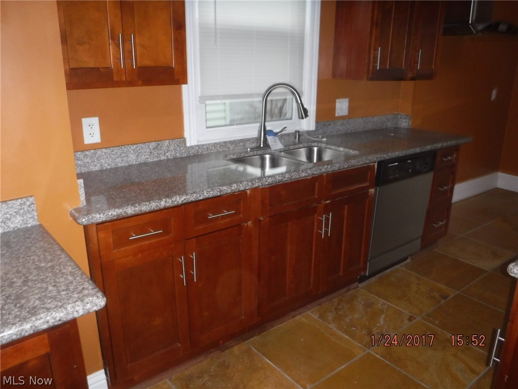 3240 Redwood Road Cleveland Heights, OH 44118 - Photo 4 of 11