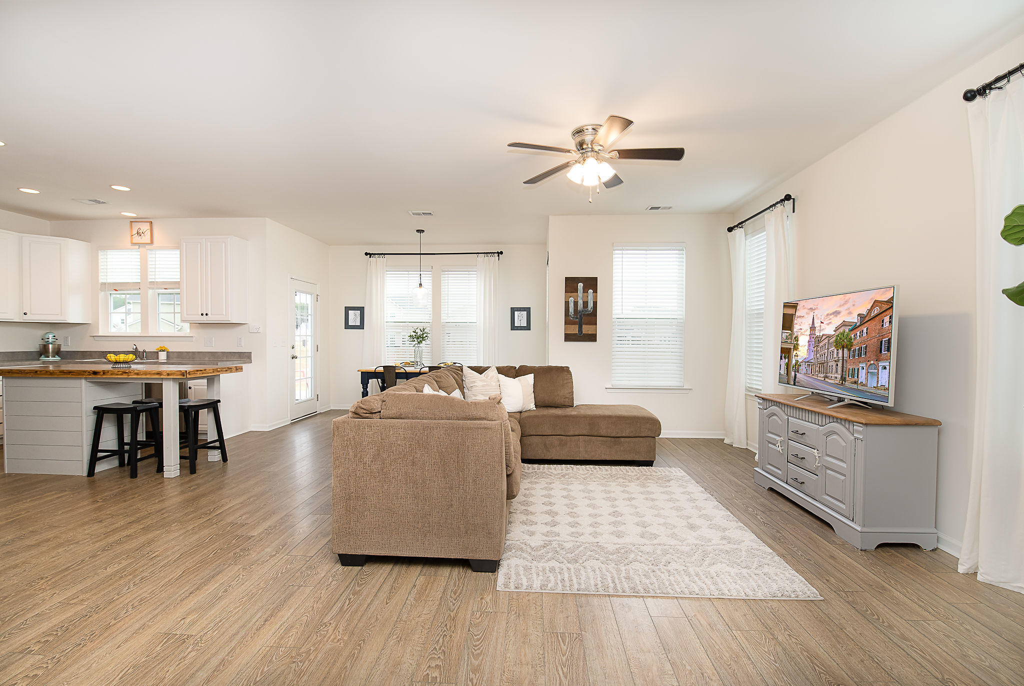 153 Oyama Road Summerville, SC 29486 - Photo 4 of 40 Living Room
