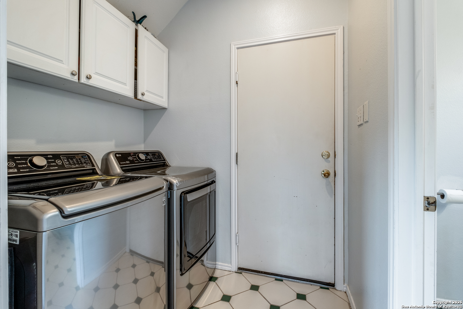 16558 Redland Ranch San Antonio, TX 78247 - Photo 14 of 15 a utility room with dryer and washer